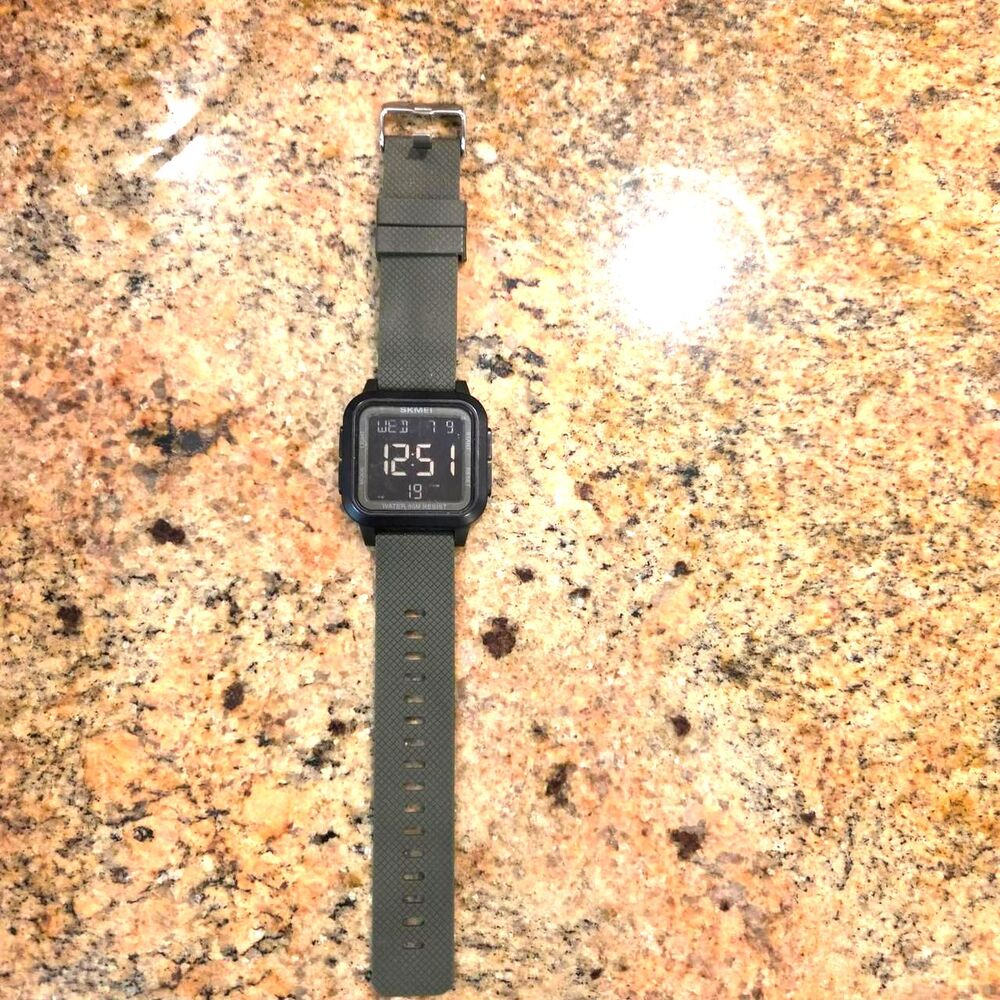 Skmei Men's Black and Silver Watch